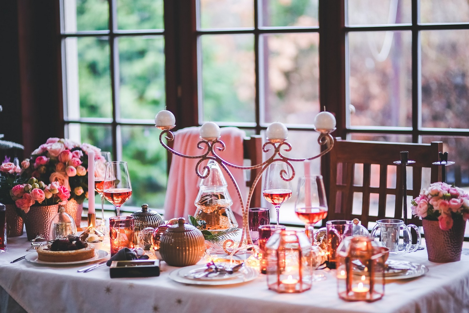 Decorating the New Year table